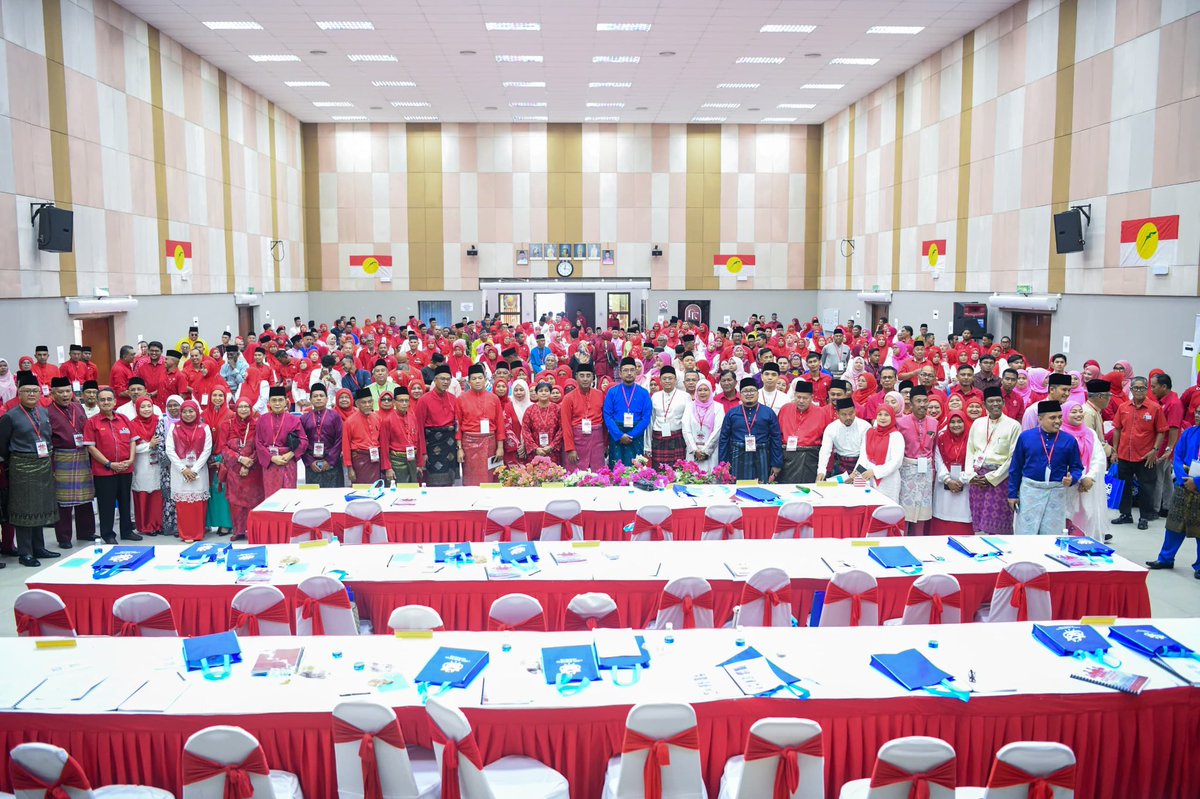 AzalinaOthmanS's tweet image. Alhamdulillah, hari ini saya diberi penghormatan merasmikan penutup mesyuarat Perwakilan UMNO Bahagian Temerloh atas undangan sahabat saya, YH Dato’ Ridzuan Hazimin, Ketua UMNO Bahagian Temerloh. Dalam ucapan, saya tekankan beberapa  perkara utama yang perlu dipersiap oleh UMNO…
