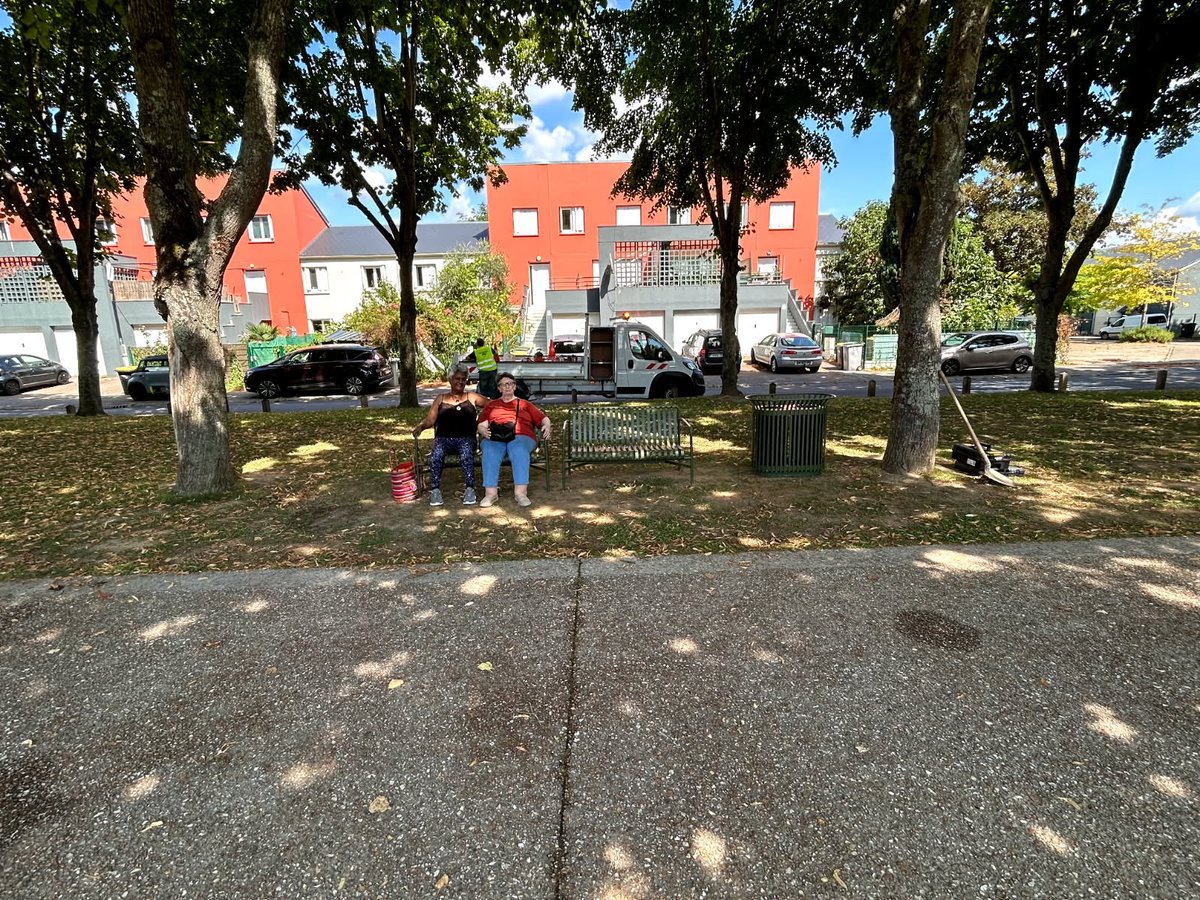 MA_Jamet's tweet image. Pose des bancs promenade des tilleuls @valdereuil_info au niveau du complexe sportif Léo Lagrange. À peine posés déjà utilisés !