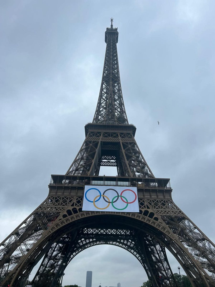 Les anneaux olympiques sont de retour sur la tour Eiffel.

Non, ce n'est pas un fake, on est dans du #saccageparis pure et dure 🤪🤪🤪🤪🤡🤡🤡🤡🤡