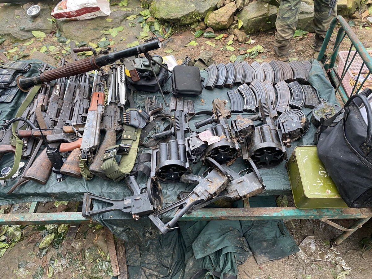 T_55AM1_'s tweet image. #Cambodia | #Thailand
RCA weapons captured by RTA after the takeover of Preah Vihear Temple.
Weapons are:
- Kalashnikov AK-47 Type 2
- Norinco Type 56
- Norinco Type 56-I
- CIS M16S1
- Norinco LG3 (in the box)
- Norinco LG4
- Type 69 (RPG)