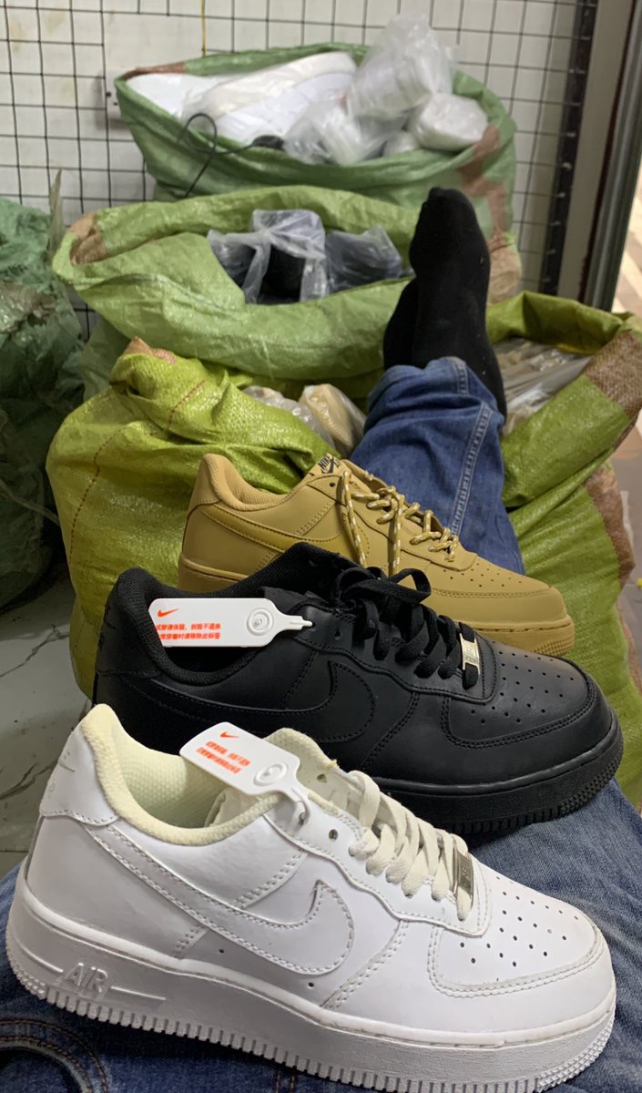 suma_clever's tweet image. Sasa skia, nina kama katoni 3 tu za AIR FORCE 1 original kabisa. Zile za ngozi pure, sole ngumu……
Rangi ni White, brown, na black.
Njoo na 39,000/- tu.
Hii offa ni ya muda mfupi tu