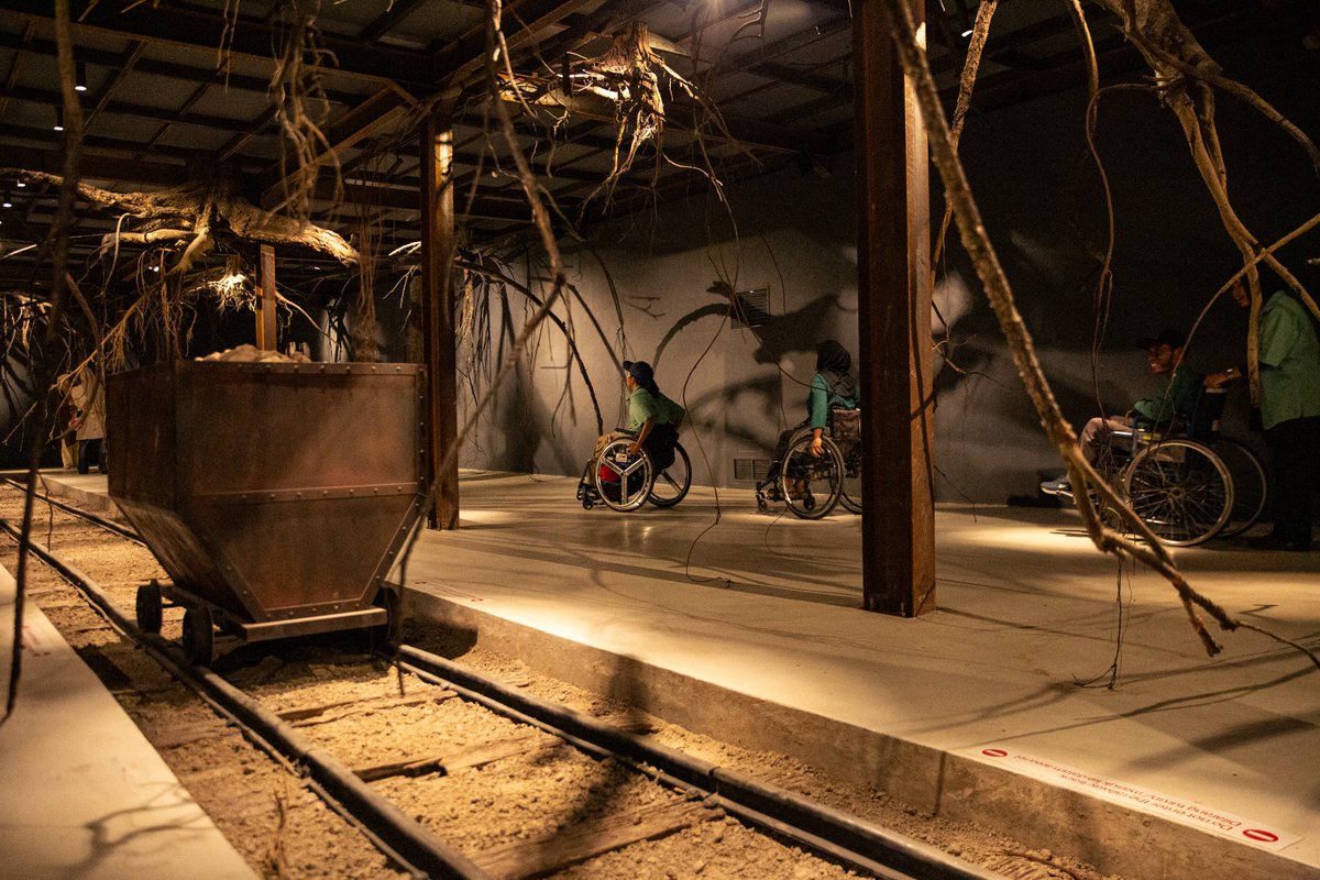 Kemarin (25/7), sebanyak 20 peserta dari Yayasan Sapa Difa Imogiri mengikuti Exhibition Tour di ARTJOG.🌟

Menikmati karya-karya inspiratif sembari berdiskusi ringan, tur ini didampingi oleh teman-teman LOVE🤟🏼ARTJOG.  

Terima kasih sudah berkunjung!

#ARTJOG #ARTJOG2025 #Motif