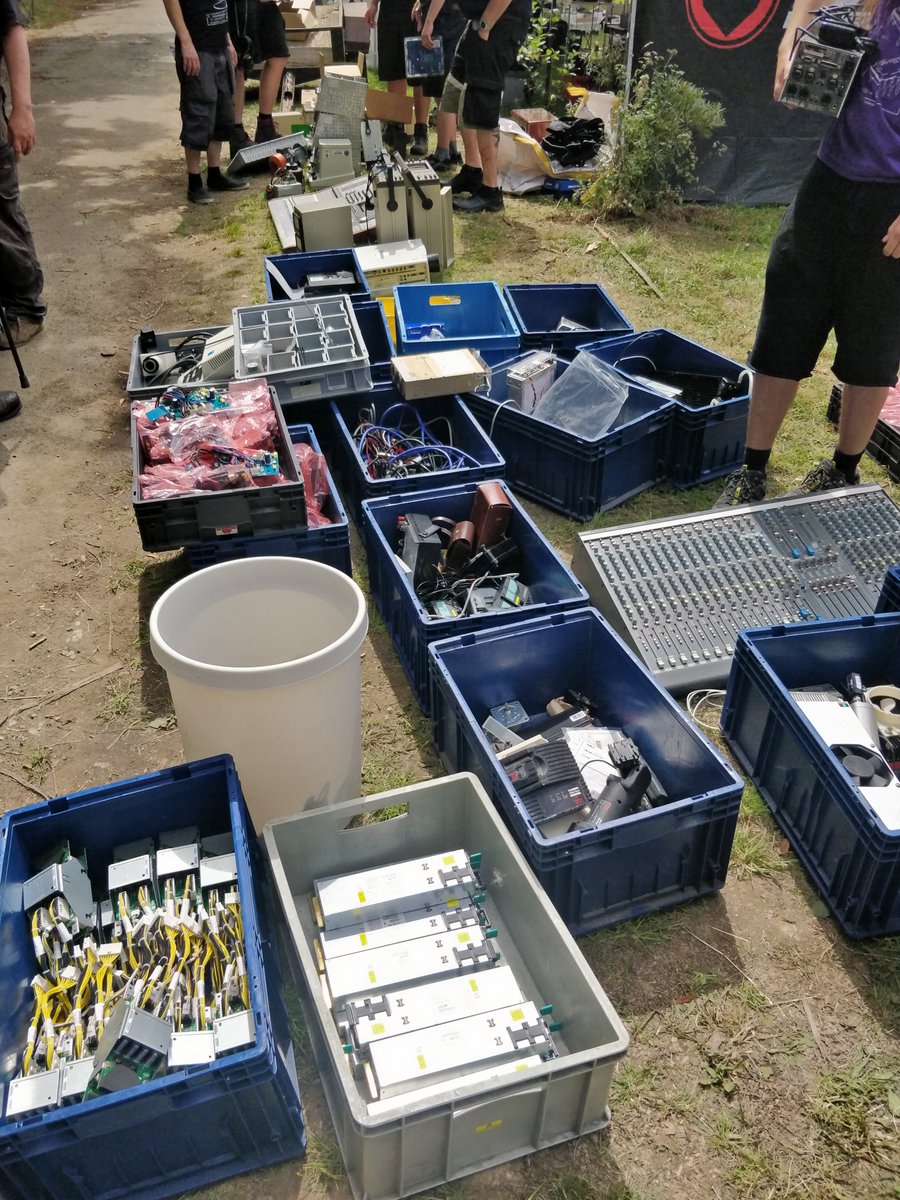 Dieses Wochenende bin ich beim Treffen der verrückten Elektronikbastler im Harz.

Hier wird gefrickelt und ge'Flohmarkt, was das Zeug hält 😊