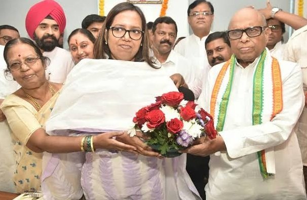 sachin_inc's tweet image. माझ्या भगिनी मुंबई काँग्रेसच्या अध्यक्षा खासदार @VarshaEGaikwad ताईंना संसद रत्न पुरस्कार मिळाल्याबद्दल हार्दिक अभिनंदन! या पुरस्काराचा आनंद त्यांची राजकीय कारकीर्द जवळून पाहिलेल्या माझ्यासारख्या अनेक सहकाऱ्यांना झाला आहे. समाजसेवेची, विचारांची आणि लोक नेतृत्वाची वडील एकनाथराव…