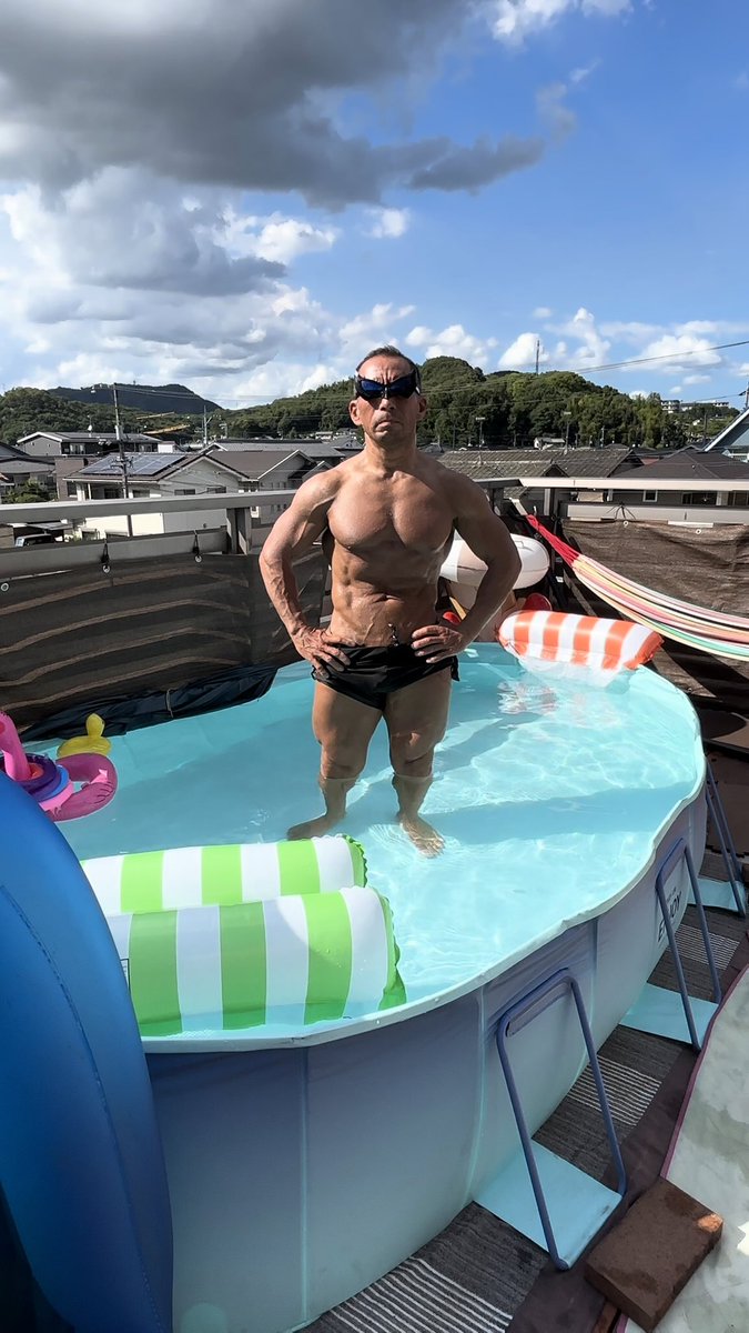 bigkiller0118's tweet image. ギックリ腰なので大人しくプールで
浮いてるだけ