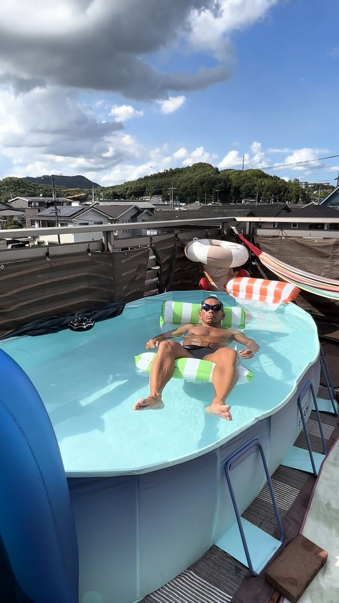 bigkiller0118's tweet image. ギックリ腰なので大人しくプールで
浮いてるだけ