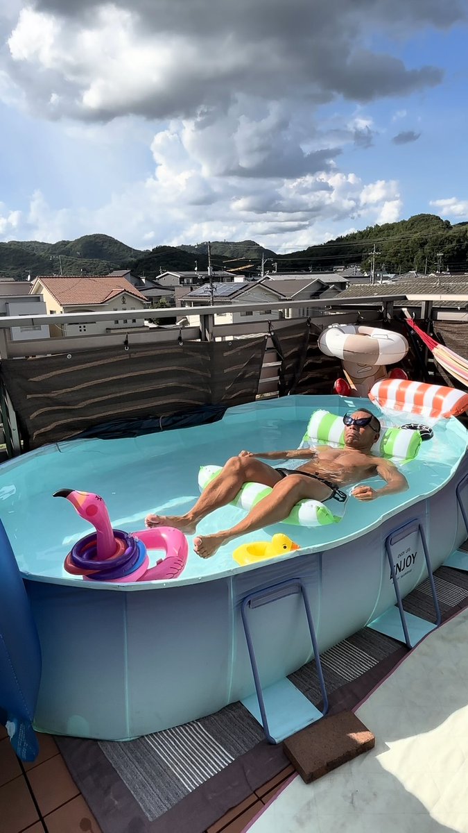 bigkiller0118's tweet image. ギックリ腰なので大人しくプールで
浮いてるだけ