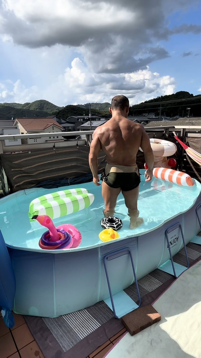 bigkiller0118's tweet image. ギックリ腰なので大人しくプールで
浮いてるだけ