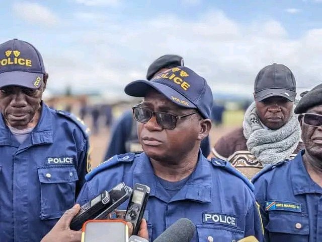 wembi_steve's tweet image. #RDC: “Nous décidons, de manière unanime, d'imposer un embargo médiatique sur toutes les activités du Commissaire Supérieur Principal Jean-Bosco Mbuyi Kola jusqu'à ce qu'il présente des excuses officielles et publiques à la presse iturienne” Collectif des Journalistes de l'Ituri.