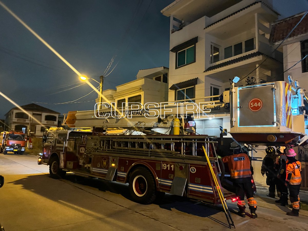 02:03 personal BCBG realizó el rescate de un menor de edad que se encontraba solo en el balcón del nivel 4 de un condominio en la Garzota 1. #Guayaquil