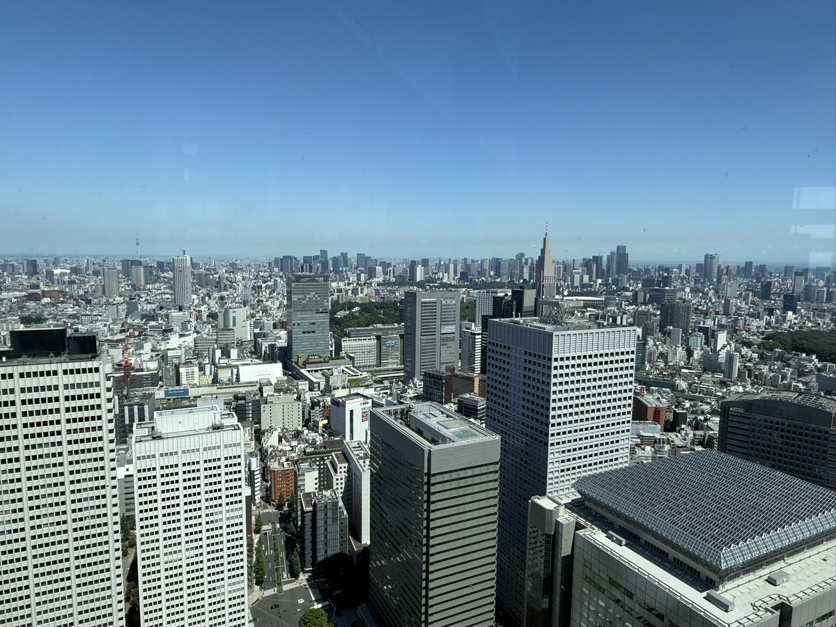 El gran shock de Japón es comprobar como no hay delincuencia, robos en casas, asaltos. Existe mafia, prostitución - como en todo el mundo- que no afecta al ciudadano corriente. 
Ayer en Tokio hubo 0 robos, atracos 0 asesinatos. 30 millones de habitantes. 
Qué gran misterio.