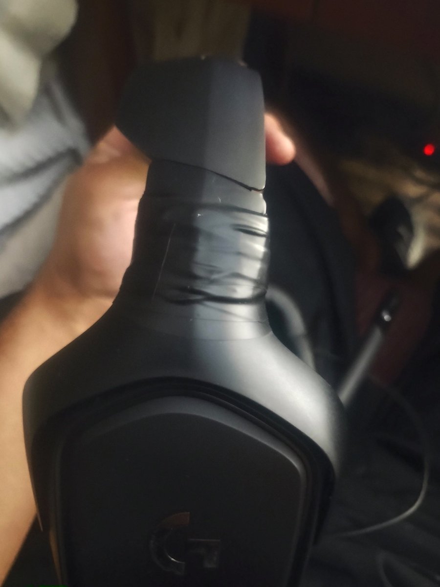 Didisovich's tweet image. Se me rompieron mis Auriculares
Así que hice una Latinada, ponerle un cartóncito como soporte y sienta aislante