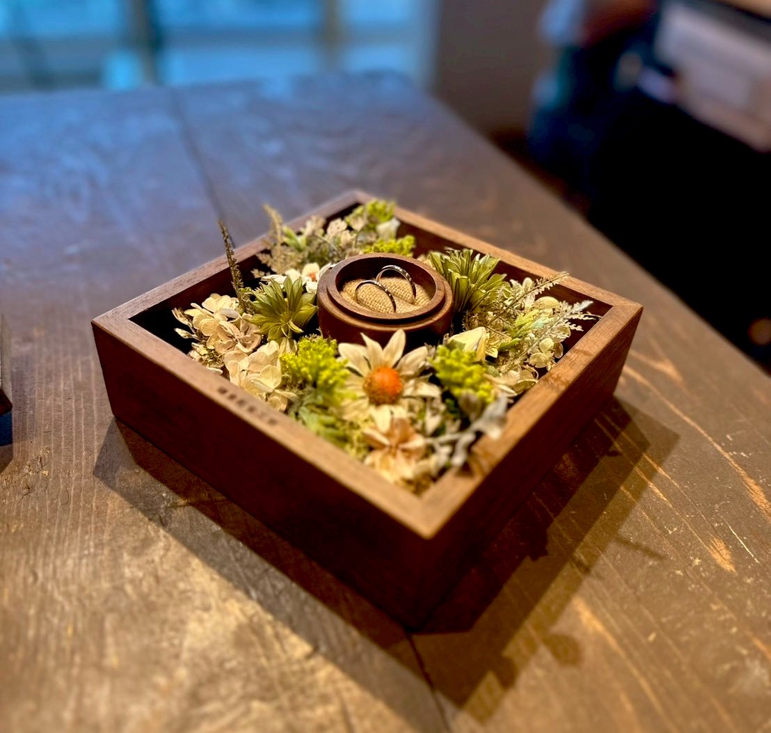 _XwX_v's tweet image. 今日は結婚指輪をつくりに行ってきた💍
どんな形にしよう?って、真剣な顔で金属を叩いてた彼の横顔🥹🩵
完成まではもう少しだけど、作ってる時間すら愛おしかった💭
「ふたりの想いがカタチになる」って、こういうことなんだろうな🍀.*
世界にひとつだけの指輪、楽しみ🥰🎶
#日常垢 #結婚指輪