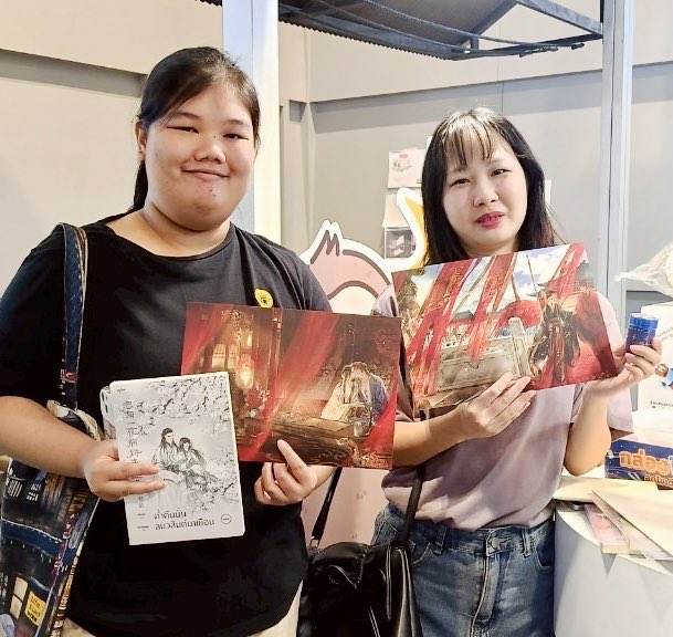 WebMareads's tweet image. ได้ของกลับบ้านเต็มกระเป๋า แค่แวะมาที่บูท #MaReads ที่งาน 📚✨ #มหกรรมนิยายนานาชาติ2025 ✨📖
.
✅แค่แวะมา Download & Register App MaReads รับทันที กระเป๋าผ้าสุดน่ารัก พร้อมโปสการ์ดสวย ๆ
✅แต่ถ้าเป็นชาวมารี้ด มีแอปติดเครื่องอยู่แล้ว เพียงมียอดเติมหรือใช้จ่ายในแอป ภายในเดือน ก.ค.…