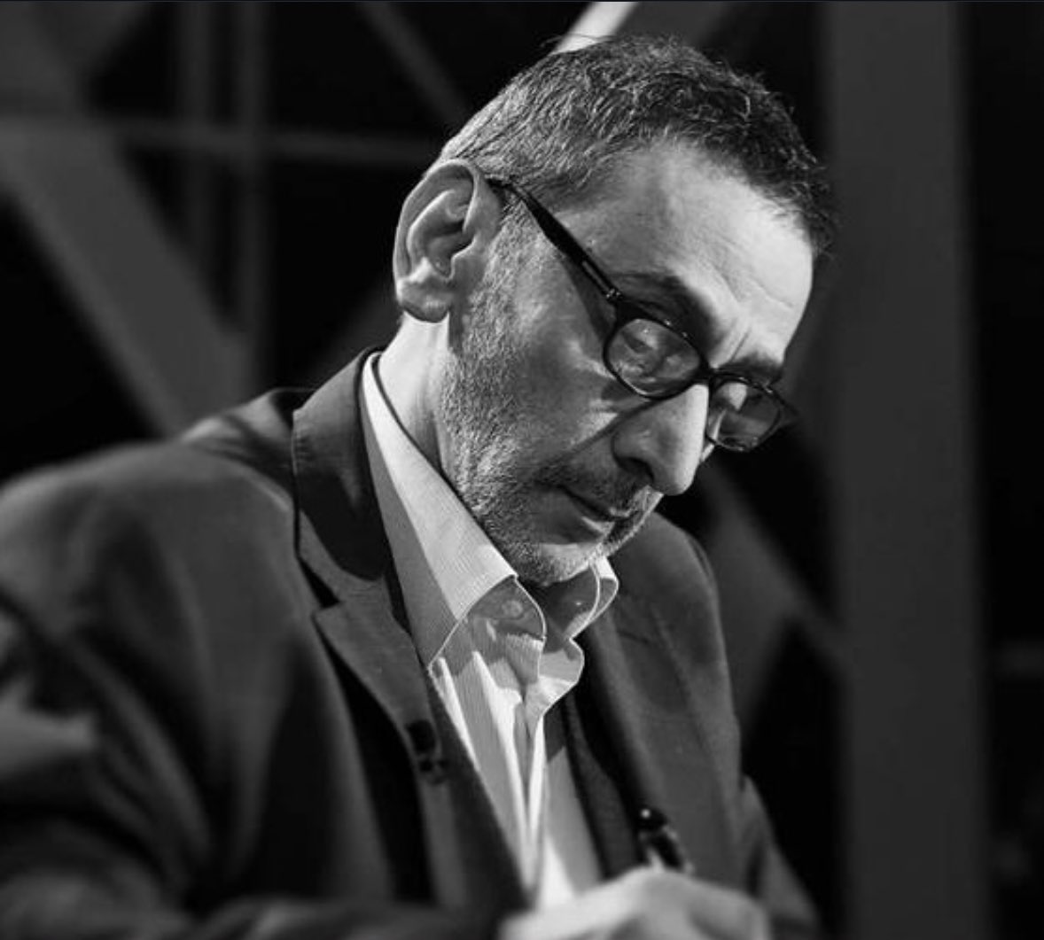 #زياد_الرحباني ما كان فنان عادي والاكيد انو ما كان شخص عادي كمان. عبقريته الموسيقية والفنية ما بتتكرر، واليوم بخسارته خسر لبنان شقفة منو وشقفة كبيرة من ذاكرته الجماعية. #فيروز سفيرتنا للدني كلها هي اليوم إم زياد، الله يعطيها الصبر والقوة 🙏🏻 زياد، العظماء متلك ما بيموتوا…