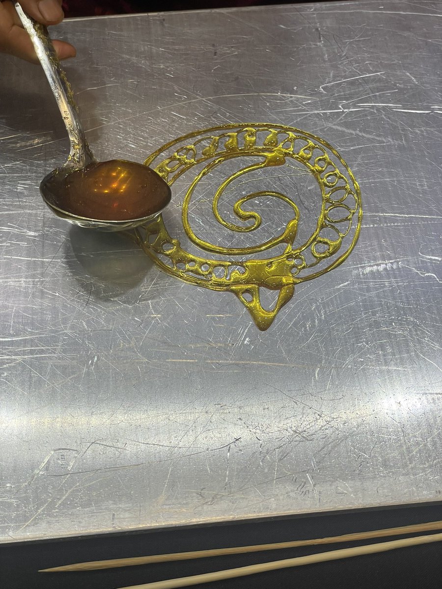 Chinese sugar art meets Hearthstone at Gold Open Qingdao🍬 . Artists use hot  caramelized sugar to craft Hearthstone elements, a sweet taste of tradition, image size:900x1200