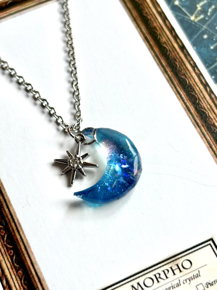 morpho_regin_ac's tweet image. とっても小さな月のネックレスができました🌙✨
何層も重ねて奥行きを作り、偏光パウダーも使って、角度によって表情も変わるように作りました。
アルトヴァリエに持っていきたいと思います!
#レジン #ハンドメイド