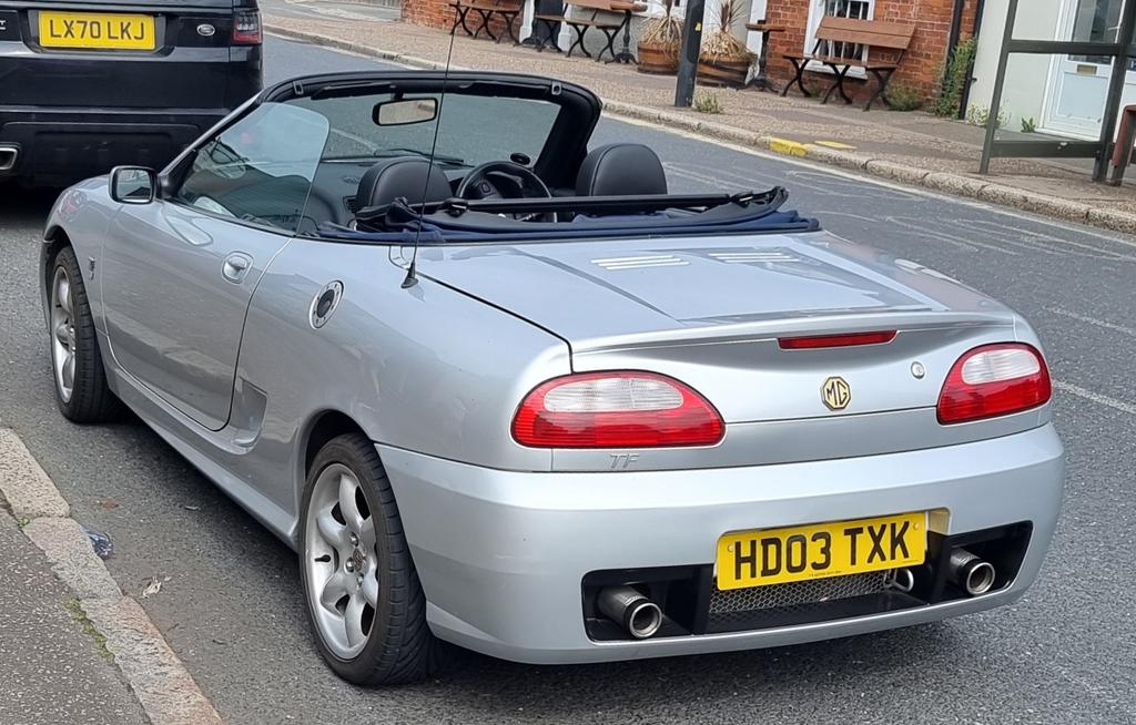 RoadworkUK's tweet image. A quick reminder that, for a wonderful decade, you could walk into your friendly MG Rover dealership and drive away with a reasonably priced mid-engined sports car.