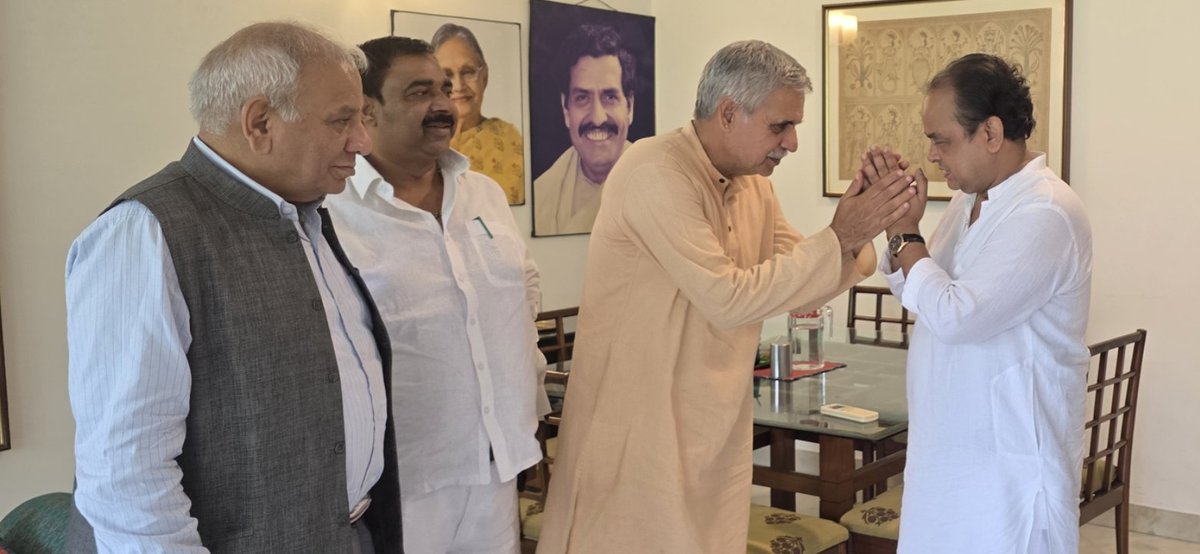 IrfanAnsariMLA's tweet image. After the OBC meeting, I had the opportunity to interact with Shri Sandip Dikshit जी @_SandeepDikshit. He appreciated my speech and kindly called me over, saying, “Your words carry strength — this is exactly the kind of tone we used to have in Parliament.”
During our…