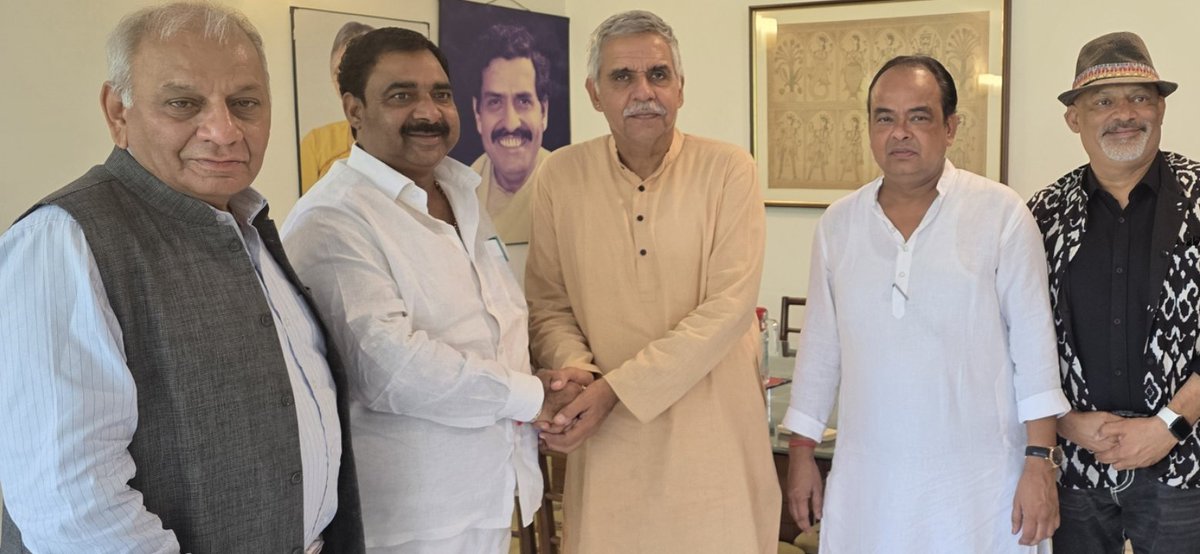 IrfanAnsariMLA's tweet image. After the OBC meeting, I had the opportunity to interact with Shri Sandip Dikshit जी @_SandeepDikshit. He appreciated my speech and kindly called me over, saying, “Your words carry strength — this is exactly the kind of tone we used to have in Parliament.”
During our…
