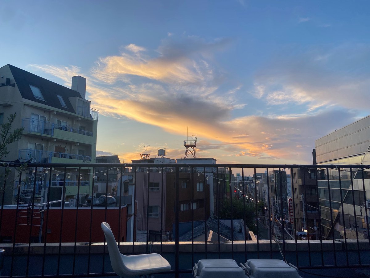 twililight_'s tweet image. 屋上でひと息。空がきれいだよ。