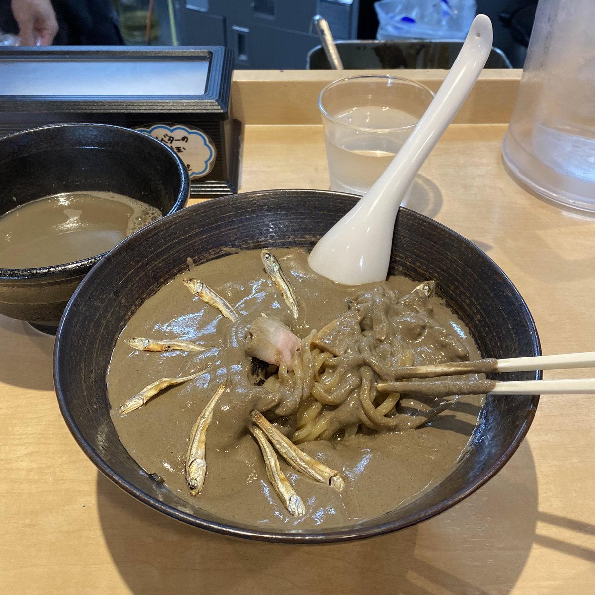 📍煮干中華そば　結。

ゲリラのlv.10のまぜにぼを一年ぶりに、、！昼の部は現金忘れで夜の20枠を狙いに3番目に接続、開店前には20人は並んでたかも。こんな濃厚なのに苦くない塩っぱくない、煮干の美味しいところがダイレクトに味わえて最高、、

#煮干中華そば結