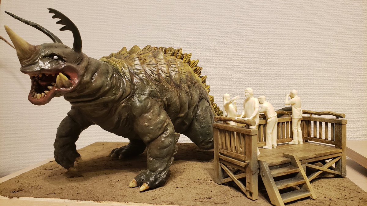 May0556's tweet image. 瓦礫のジオラマはさすがに飽きたので、今回は動物園に。
戦国武将と怪獣の組み合わせにもロマンがありますが、これはジュラシックパークや怪獣ランド的なロマンです。(巨大化する前のネロンガという設定)