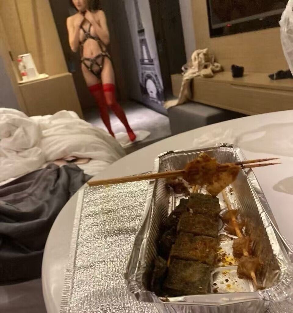 cuck1old's tweet photo. #绿奴 #绿帽 #夫妻 #情侣 https://t.co/IuPvpqcwdP