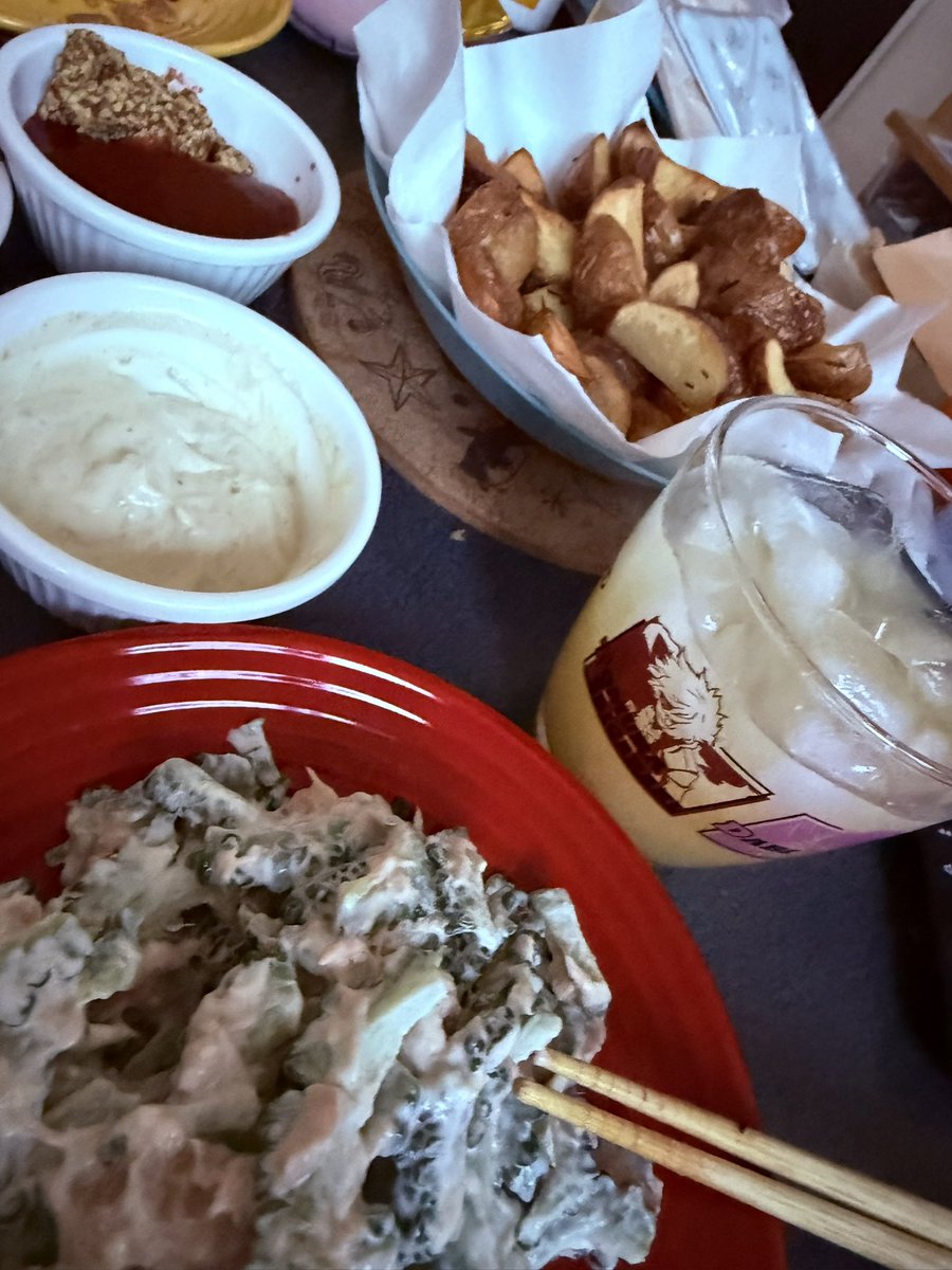 4ROSUKE's tweet image. 久々に3人揃ったので石川のお土産とか芋あげたりとかでムービーデーですよ