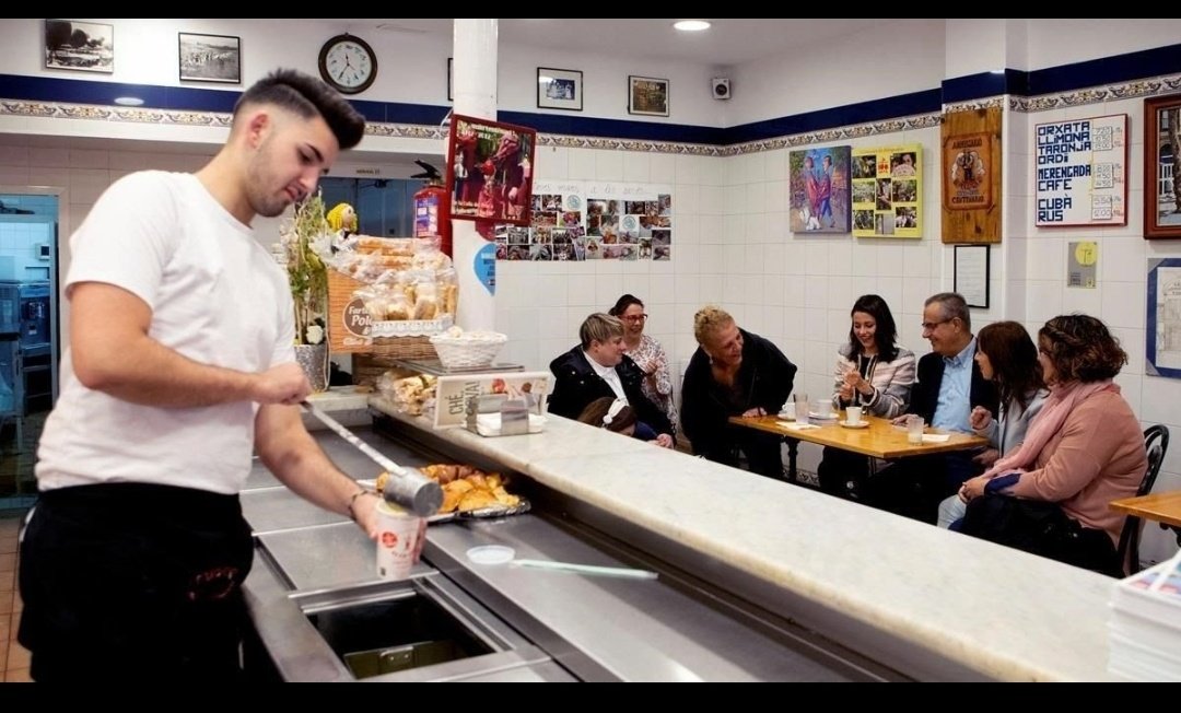 Avui <a href="/VilaWeb/">VilaWeb</a> fa un reportatge sobre el Tio Che, orxateria centenària del Poblenou de Barcelona. El repor no explica que l'any 2019 els propietaris van fer volar pels aires les simpaties del barri, tot convidant a Inés Arrimadas al local. Moltíssima gent ja no hi posa els peus.