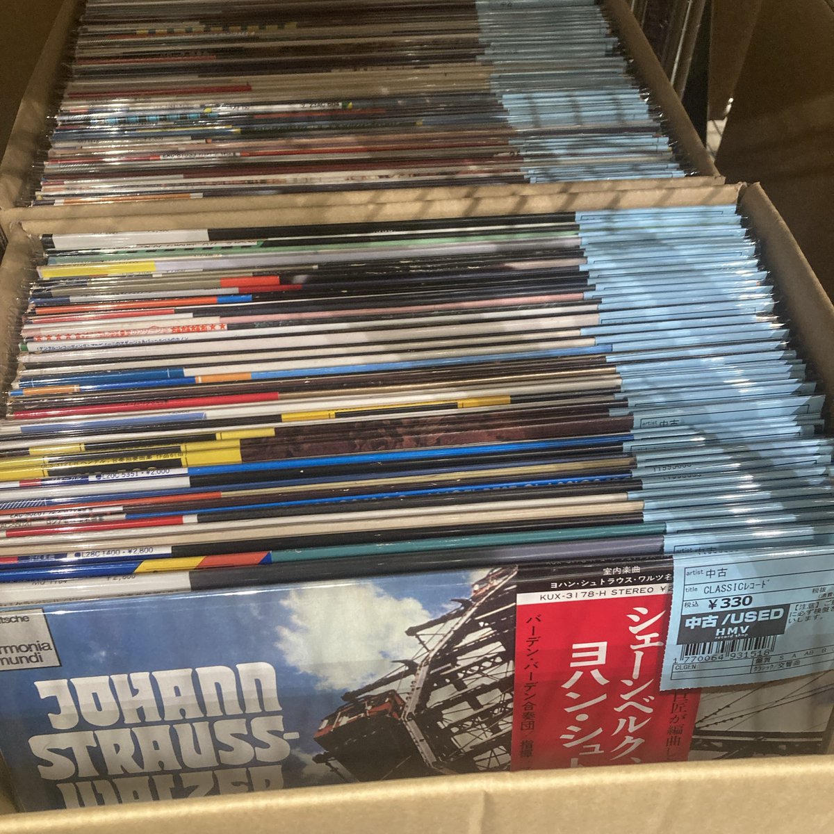 HMVrs_sinsaib's tweet image. 【330円CLASSICレコード】
只今、330円均一のクラシックレコードを6箱店頭出ししました♪
破格なアイテムも多数あるかと思います!是非店頭にてcheckお願いします👍
#Osaka #vinylshop #Shinsaibashi #vinyl #record