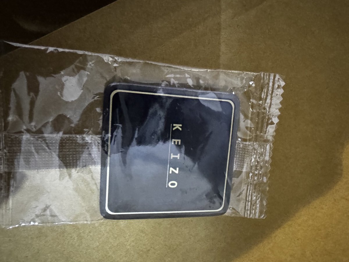 _KElZO's tweet image. 裏の控え室で、製作者KEIZOになれるバッヂを見つけた。
何に使うのかはまだ聞いていない。
これを付けた人は続編を作らないといけないのかもしれない