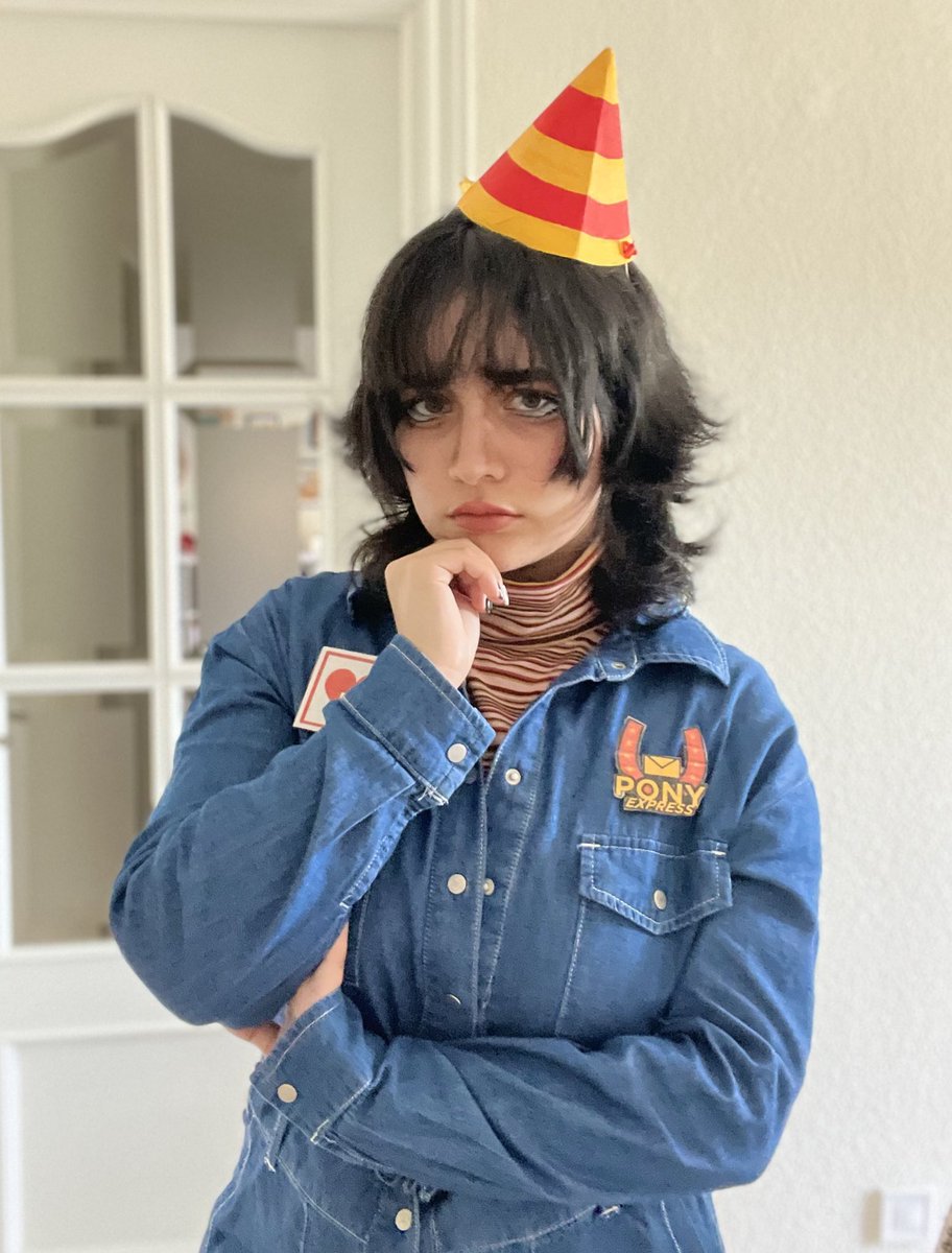 ivymug_'s tweet image. i can’t take seriously my anya cosplay pic cause why is she doing the matpat pose 😭😭