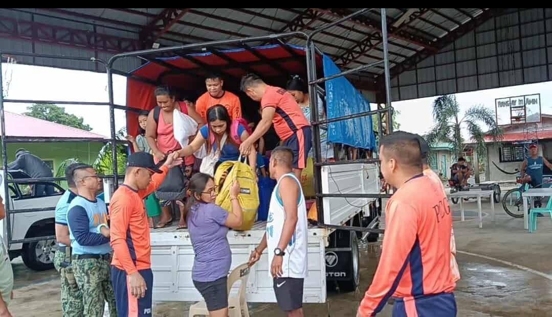 coastguardph's tweet image. 𝐋𝐎𝐎𝐊: The PCG assisted in the safe return of 29 families from the evacuation center to their residences at Barangay Casilian, Bacarra, Ilocos Norte, today, July 26, 2025.
✍️facebook.com/share/p/19PCoy…
#DOTrPH🇵🇭
#CoastGuardPH
#MaritimeSectorWorks