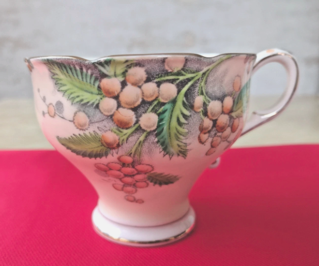 InessaW29's tweet image. Check out Stunning Footed Vintage PARAGON ACACIA Gold Bone China English Cup UK seller
ebay.us/m/FeLMDl
#MHHSBD #English #paragonfine #vintage #GOLDENHOUR #cuppee #oldthings #interiordesign #decor #RARE #xmasgift #Christmas2025 #ShopVintage #VintageFinds #decor