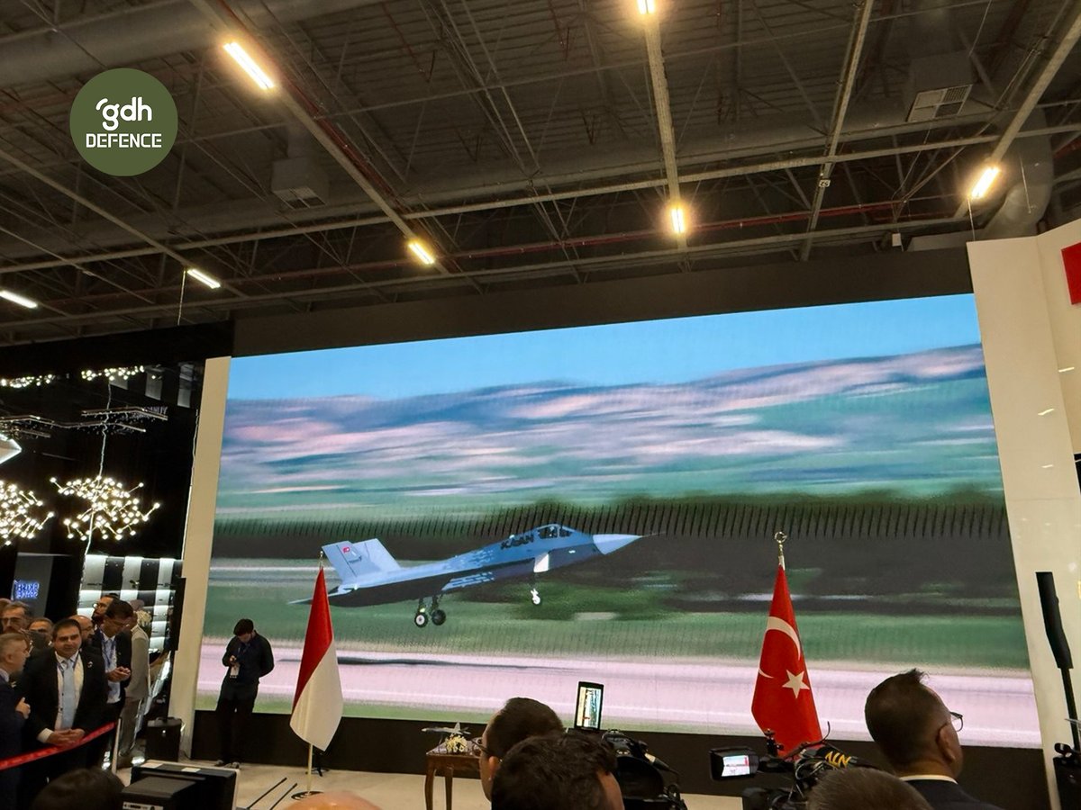 gdhdefence's tweet image. TUSAŞ’ta az sonra imzalanacak ihracat sözleşmesi öncesi alana Endonezya ve Türk bayrakları yerleştirildi.
Arka planda KAAN videoları oynatılıyor.