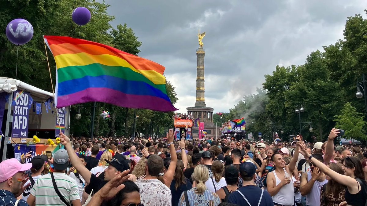 MedicCasts's tweet image. Happy Christopher Street Day. A day to celebrate and honour the sacrifices people have made for a better future.
'Nie wieder still!'