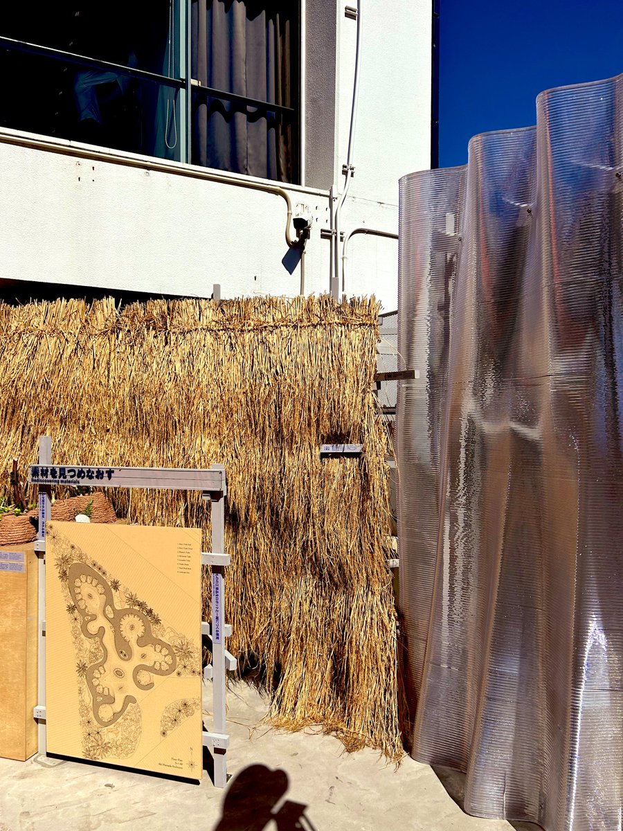expo2025_cat's tweet image. 建築専門ギャラリーとしてTOTOが運営する40周年のギャラリー・間
館長さんの展示ツアーも受け大満足
屋上の大型展示はお隣の工事現場のクレーンを借りて
プロポーザルも普通絶対見れない(トイレ1の「非公開)
当初1桁予定だったが平田さん藤本さんはじめ関係者の尽力で20組まで増えた
#EXPO2025