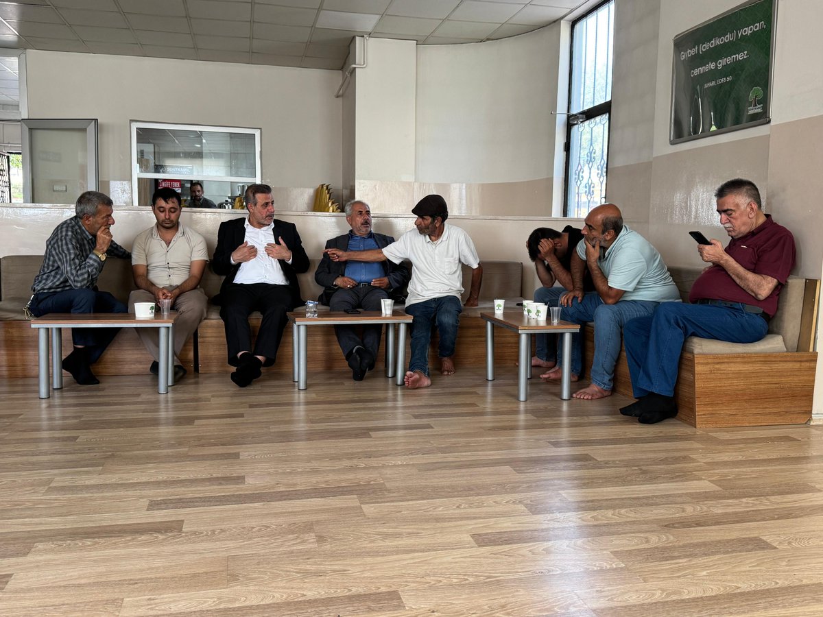 📍ŞEHİTKAMİL

Gaziantepspor’un tribün liderlerinden Amigo Mahmut Çağdaş’a, vefat eden kardeşi Memik Çağdaş için taziye ziyaretinde bulunduk.
Merhuma Allah’tan rahmet diliyor, yakınlarına sabr-ı cemil niyaz ediyorum.
Mekânı cennet olsun.