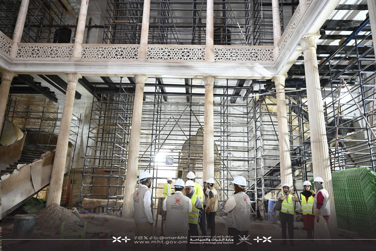 OmanMHT's tweet image. في إطار متابعة المشاريع التي تنفذها الوزارة في زنجبار، فريق هندسي ومتحفي في زيارة "بيت العجائب" للاطلاع على سير العمل في إعادة البناء والترميم والتأهيل، كمتحف ومعلم يجسد الروابط الثقافية والتاريخية بين سلطنة عُمان وزنجبار.
#تراث_وسياحة