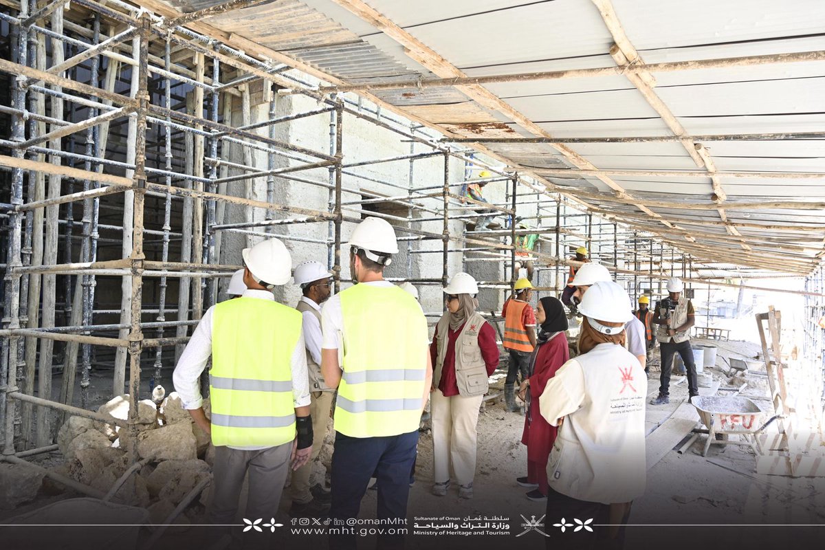 OmanMHT's tweet image. في إطار متابعة المشاريع التي تنفذها الوزارة في زنجبار، فريق هندسي ومتحفي في زيارة "بيت العجائب" للاطلاع على سير العمل في إعادة البناء والترميم والتأهيل، كمتحف ومعلم يجسد الروابط الثقافية والتاريخية بين سلطنة عُمان وزنجبار.
#تراث_وسياحة