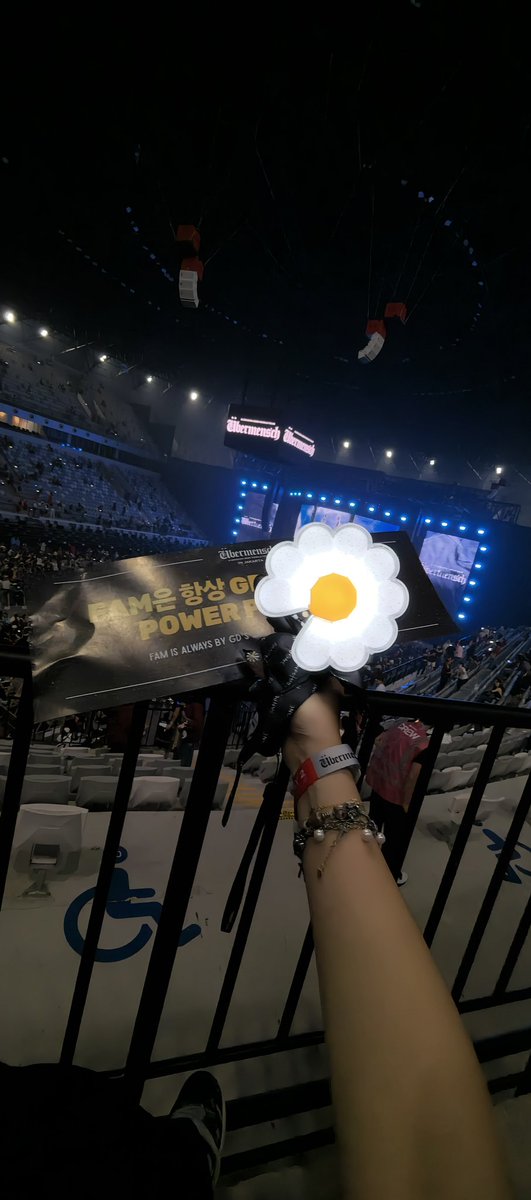 itsGDshaman's tweet photo. I'm here 💛 #GDinJakarta #UbermenschInJakarta https://t.co/V3ycSMQRjc