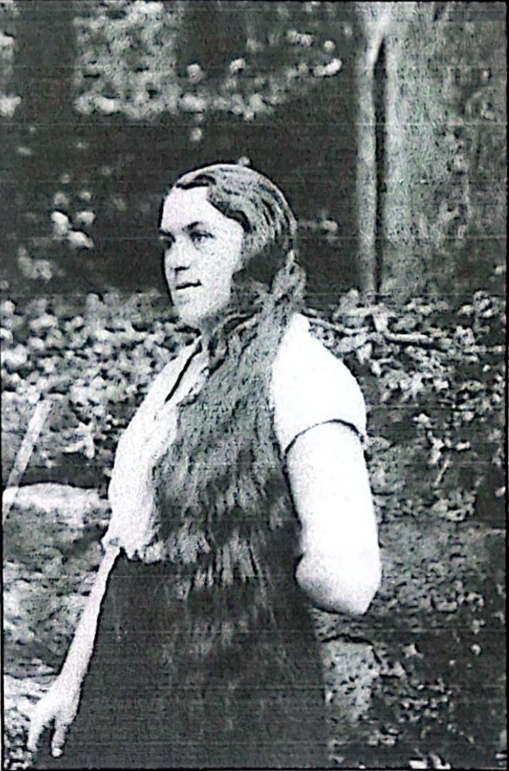 Tole je bila moja prababica Marija Troha (roj. Janež), ki jo je na včerajšnji dan l.1942 ubil njen bratranec, partizan Janez Janež, brat oficirja Zidanškovega odreda Jožeta Janeža.Preden me napadete z leve, nč bat- večina naše družine še vseeno pravoverno verjame komi-NOB prevari