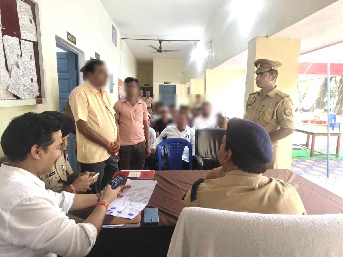 mahobapolice's tweet photo. #SP_MBA श्री प्रबल प्रताप सिंह द्वारा थाना समाधान दिवस के अवसर पर जनपद महोबा के थाना चरकारी में मौजूद रहकर क्षेत्र से सम्बन्धित जनसमस्याओं की सुनवाई की गई।
🔸इस दौरान फरियादियों से संवाद कर उनकी शिकायतों को गम्भीरता पूर्वक सुना गया एवं शिकायत निस्तारण के प्रति उनको आश्वस्त करते हुए प्राप्त हुई जन शिकायतों का निस्तारण सुनिश्चित किए/कराए जाने के सम्बन्ध में सम्बन्धित पुलिस एवं राजस्व विभाग के अधि./कर्म. को मौके पर आवश्यक दिशा-निर्देश दिए गए हैं।
#UPCM
#UPPolice