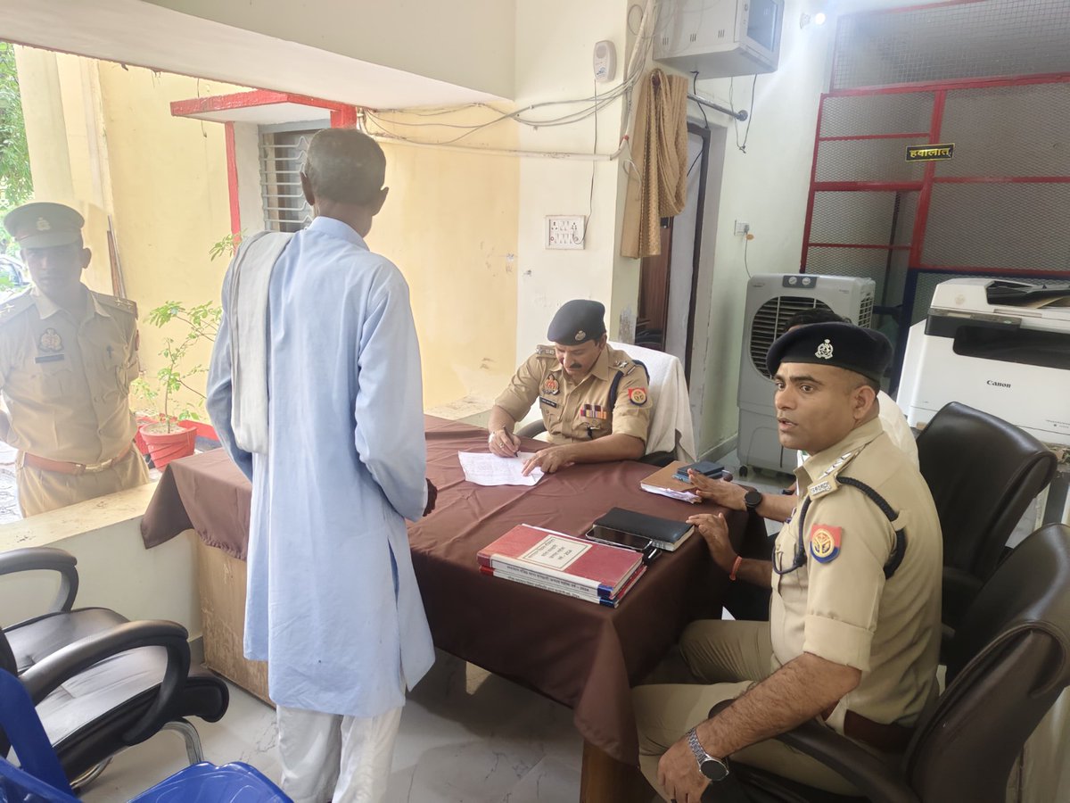 mahobapolice's tweet photo. #SP_MBA श्री प्रबल प्रताप सिंह द्वारा थाना समाधान दिवस के अवसर पर जनपद महोबा के थाना चरकारी में मौजूद रहकर क्षेत्र से सम्बन्धित जनसमस्याओं की सुनवाई की गई।
🔸इस दौरान फरियादियों से संवाद कर उनकी शिकायतों को गम्भीरता पूर्वक सुना गया एवं शिकायत निस्तारण के प्रति उनको आश्वस्त करते हुए प्राप्त हुई जन शिकायतों का निस्तारण सुनिश्चित किए/कराए जाने के सम्बन्ध में सम्बन्धित पुलिस एवं राजस्व विभाग के अधि./कर्म. को मौके पर आवश्यक दिशा-निर्देश दिए गए हैं।
#UPCM
#UPPolice