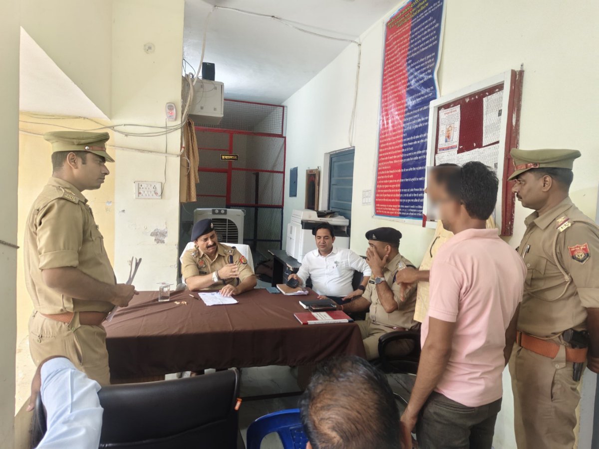 mahobapolice's tweet photo. #SP_MBA श्री प्रबल प्रताप सिंह द्वारा थाना समाधान दिवस के अवसर पर जनपद महोबा के थाना चरकारी में मौजूद रहकर क्षेत्र से सम्बन्धित जनसमस्याओं की सुनवाई की गई।
🔸इस दौरान फरियादियों से संवाद कर उनकी शिकायतों को गम्भीरता पूर्वक सुना गया एवं शिकायत निस्तारण के प्रति उनको आश्वस्त करते हुए प्राप्त हुई जन शिकायतों का निस्तारण सुनिश्चित किए/कराए जाने के सम्बन्ध में सम्बन्धित पुलिस एवं राजस्व विभाग के अधि./कर्म. को मौके पर आवश्यक दिशा-निर्देश दिए गए हैं।
#UPCM
#UPPolice