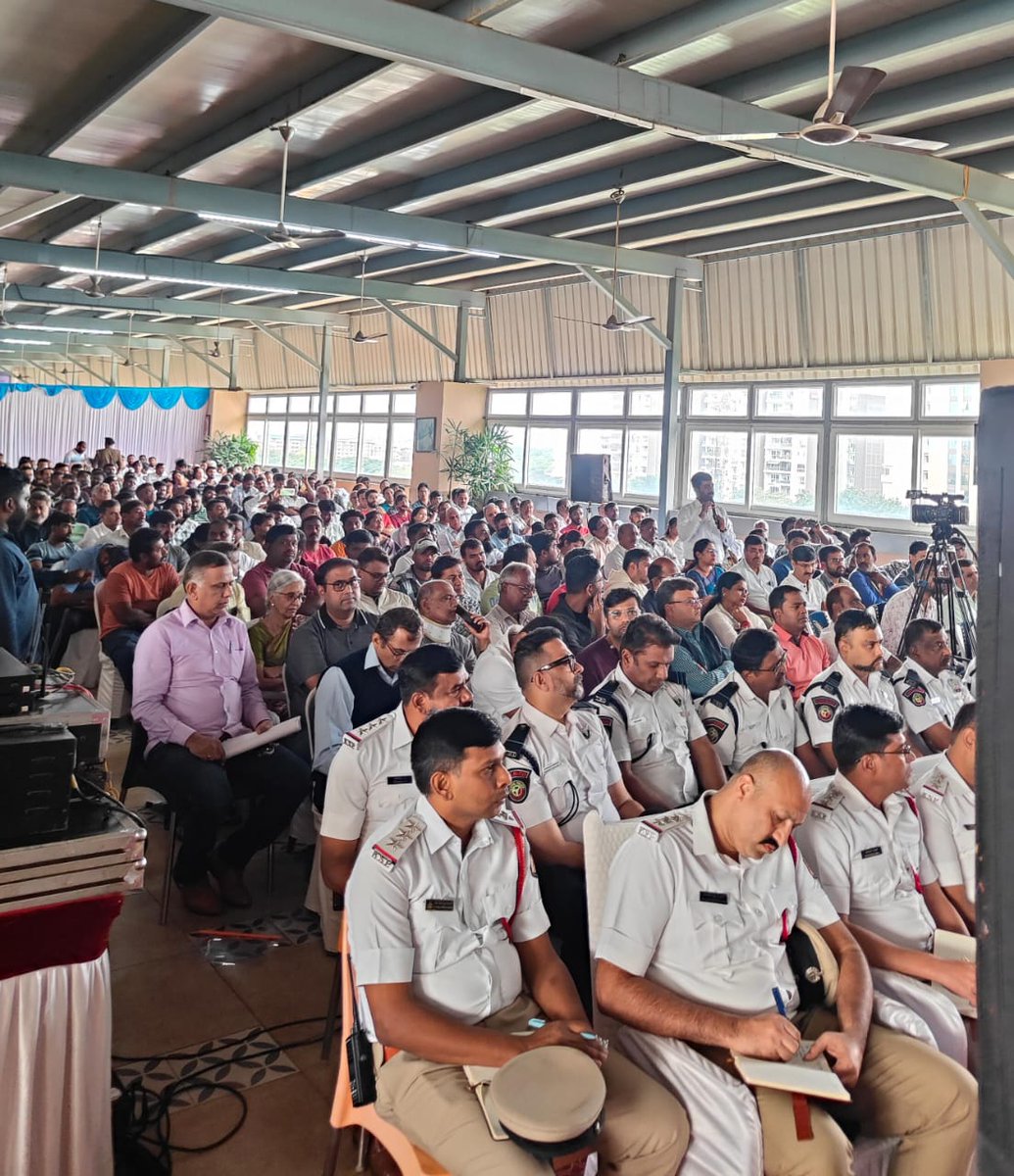 DCPSouthTrBCP's tweet image. ಈ ದಿನ ಸಂಚಾರ ದಕ್ಷಿಣ ವಿಭಾಗದಲ್ಲಿ “ಸಂಚಾರ ಸಂಪರ್ಕ ದಿವಸ” ಕಾರ್ಯಕ್ರಮವನ್ನು ಆಯೋಜಿಸಿ ನಾಗರೀಕರಿಂದ ಸುಗಮ ಸಂಚಾರಕ್ಕೆ ಸಂಬಂದಿಸಿದಂತೆ ಸಲಹೆಗಳು, ಅಹವಾಲುಗಳು , ದೂರುಗಳು, ಹಾಗೂ ಇತರೆ ವಿಷಯಗಳ ಬಗ್ಗೆ ಚರ್ಚಿಸಿ ವಿಚಾರ ವಿನಿಮಯ ಮಾಡಿಕೊಳ್ಳಲಾಯಿತು.