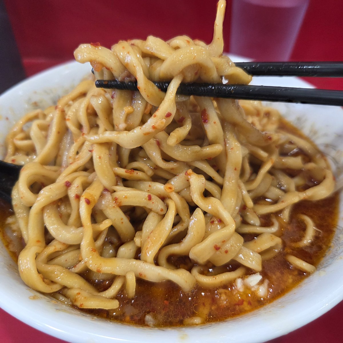 ラーメン二郎 生田駅前店

小ラーメン　発汗　ニンニク　アブラ

12時40分着 外8人ほど待ち
今日は発汗に初挑戦！！そこまで辛いもの得意じゃないので緊張しましたがくそうまい！！
汗はんぱねー！！
暑い日に熱いのがいいんだよ。

またきます！！

#二郎
#ラーメン
#生田
#ラーメン二郎
#発汗