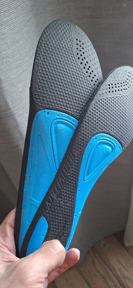 При покупке первых велотуфлей, посоветовали купить стельки, поддерживающие арку стопы.
Потом наткнулся в Ютубе на пару физиологов и спортивных врачей, с мнением, что все "костыли" скорее вредят.
Погачарый гоняет без них, а мы учимся у лучших.
В общем, второй день отказа от них