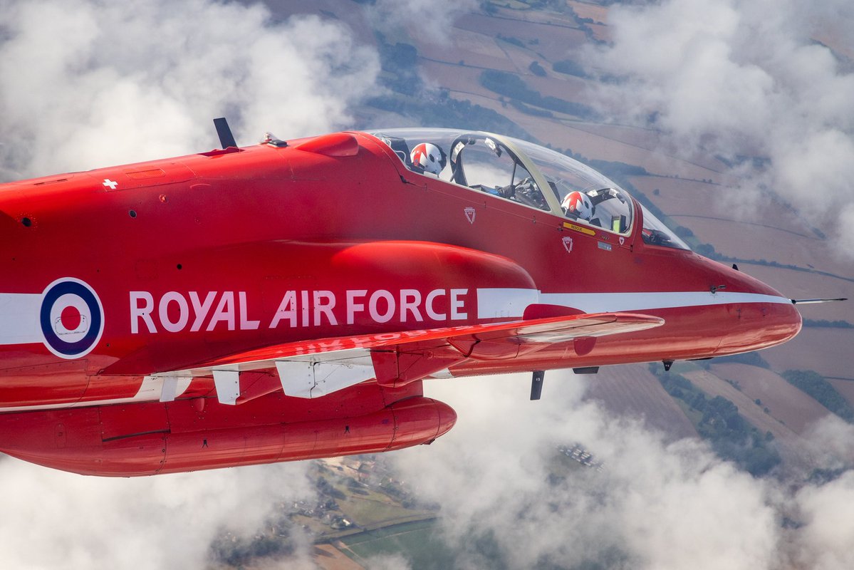 rafredarrows's tweet image. Schedule for Saturday, July 26:
🔴 1130 - Display Swanage Carnival
⚪️ 1205 - Flypast Rolex Fastnet Race, Cowes
🔵 1700 - Display Old Buckenham Airshow
#RedArrows | #Swanage | #OldBuckenham | #RAF | #Aviation | #Airshow | #rolexfastnetrace2025
